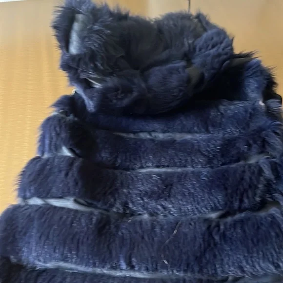 Stunning furry hooded vest - Picture 3 of 11